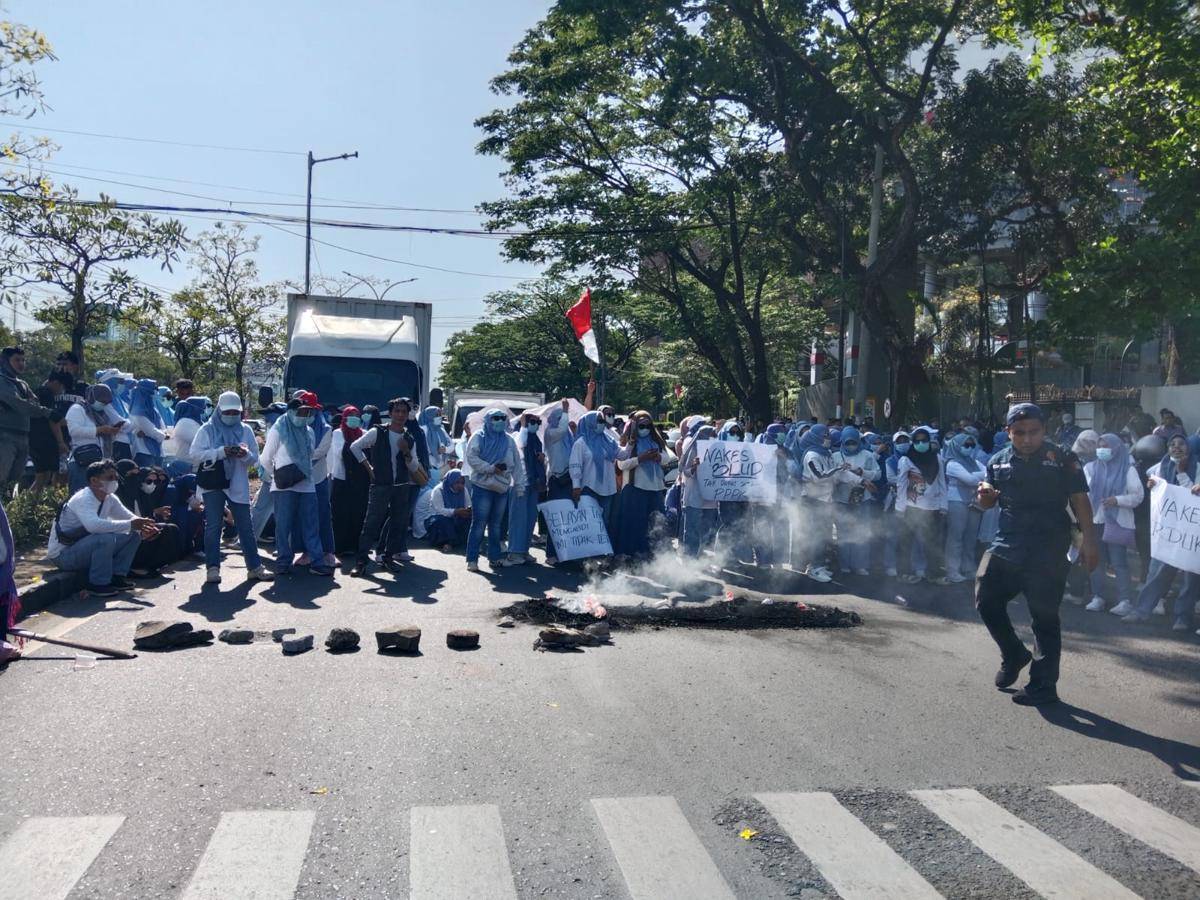 Puluhan tenaga kesehatan demo depan Kantor Gubernur Sulsel, Kamis (18/9/2025). Dok. IDN Times/Istimewa