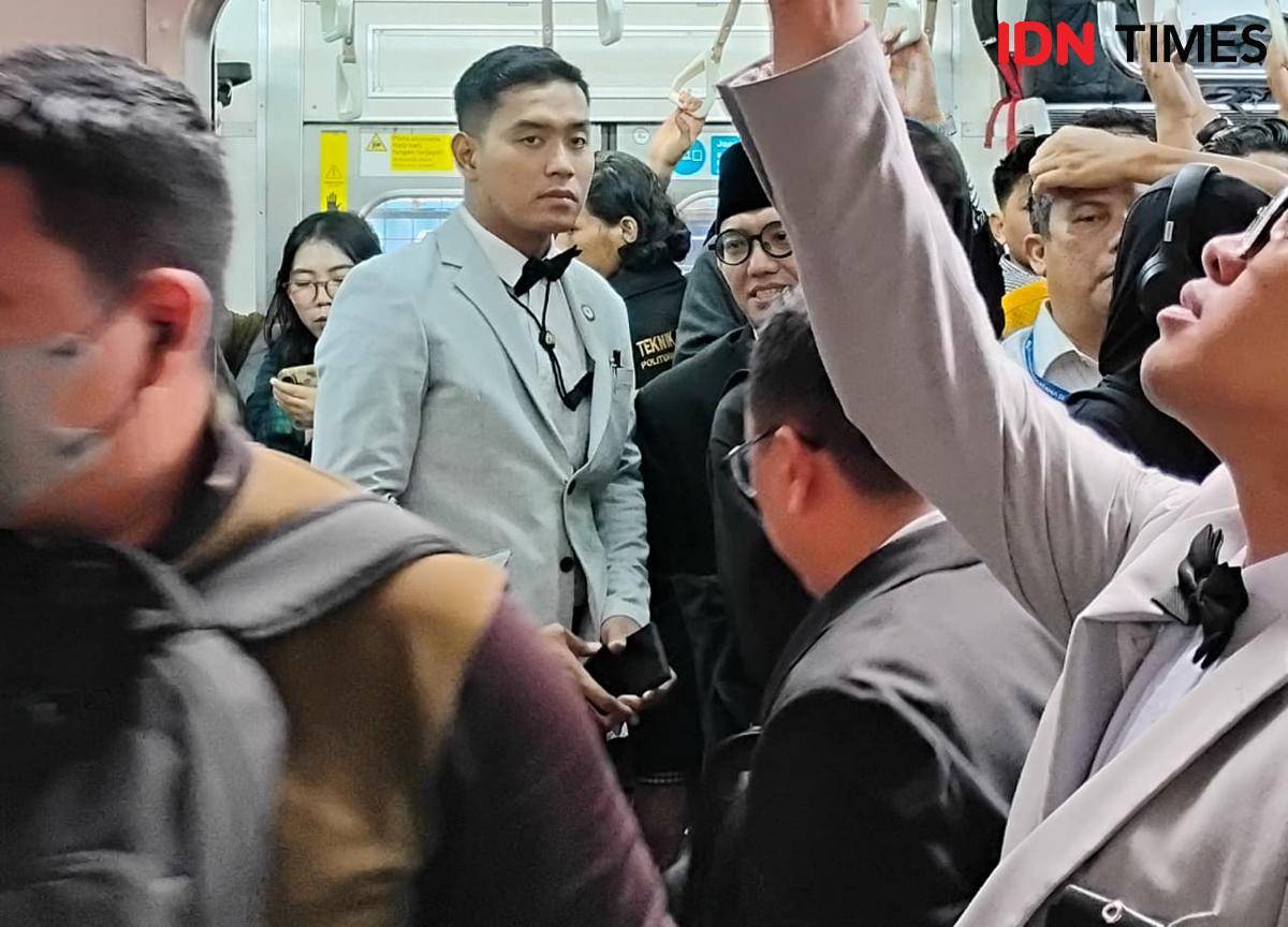 Wakil Menteri Haji Dahnil Anzar Simanjuntak menaiki KRL saat berangkat ke kantor, Kamis 