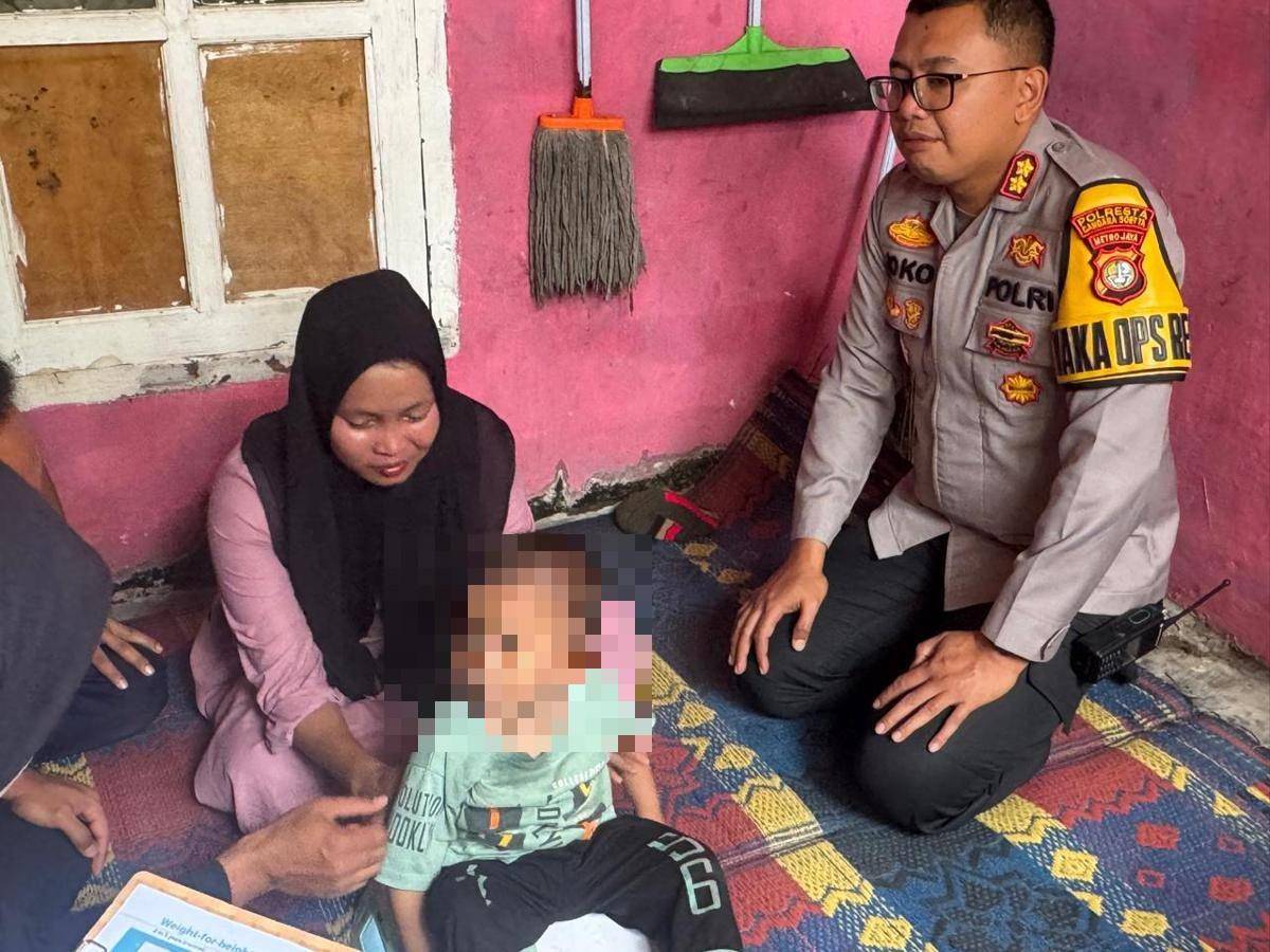 Wakapolresta Bandara Soekarno-Hatta kunjungi rumah balita penderita TBC dan stunting di Kosambi, Kabupaten Tangerang (IDN Times/Maya Aulia Aprlianti)