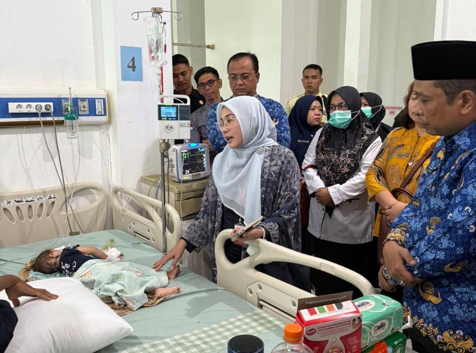 Asisten Deputi Peningkatan Akses dan Mutu Pelayanan Kesehatan Kemenko PMK Linda Restaningrum, menjenguk langsung kedua pasien cacingan asal  Desa Sungai Petai, Kabupaten Seluma, Bengkulu (Dok. Kemenko PMK)