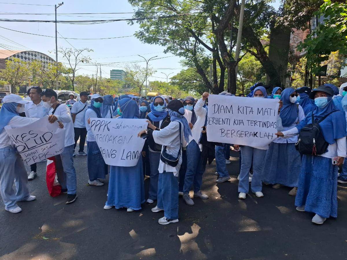 Puluhan tenaga kesehatan demo depan Kantor Gubernur Sulsel, Kamis (18/9/2025). Dok. IDN Times/Istimewa