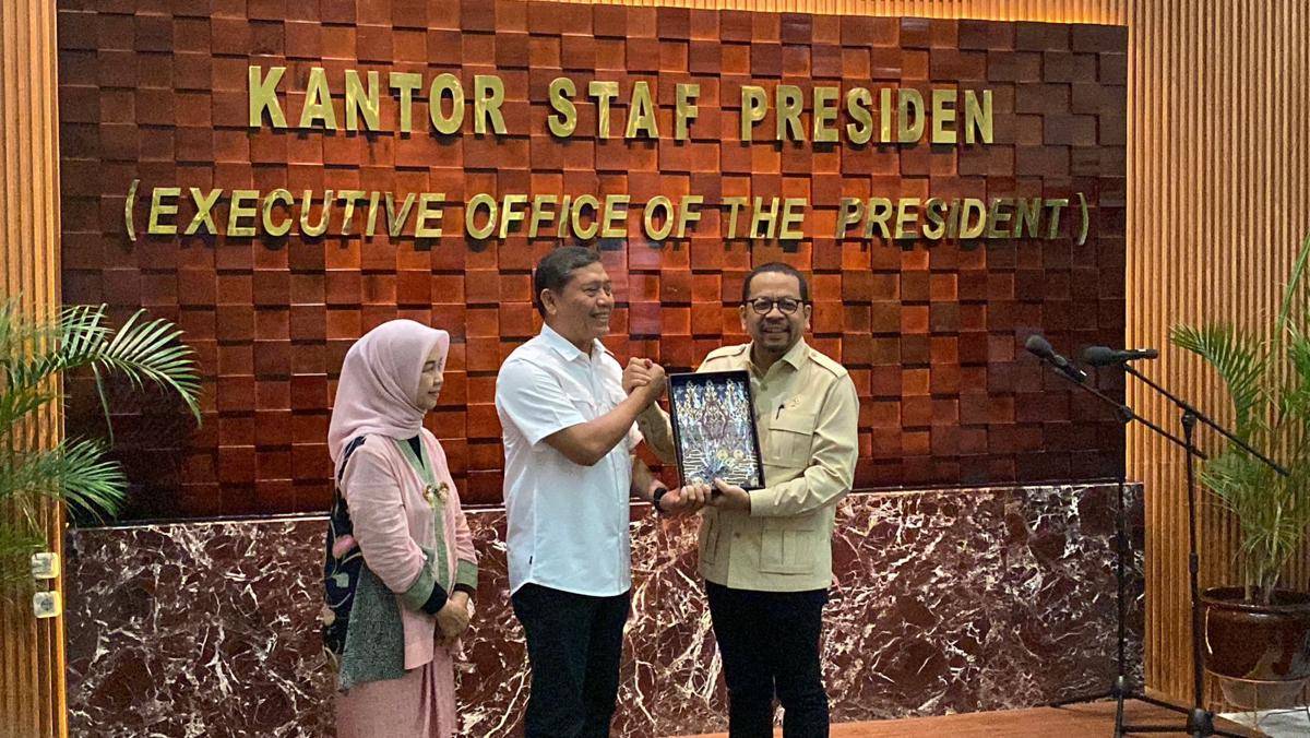 Muhammad Qodari dan A.M Putranto melakukan serah terima jabatan sebagai Kepala Staf Kepresidenan (KSP) (dok. Istimewa)