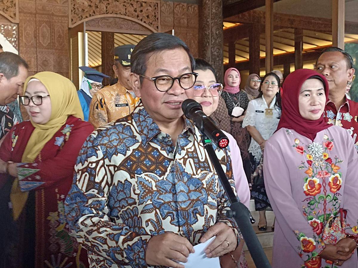 Gubernur DKI Jakarta Pramono Anung dalam acara Wisuda Lansia di TMII Jakarta Timur Kamis (18/9/2025). (IDN Times/ Dini Suciatiningrum)