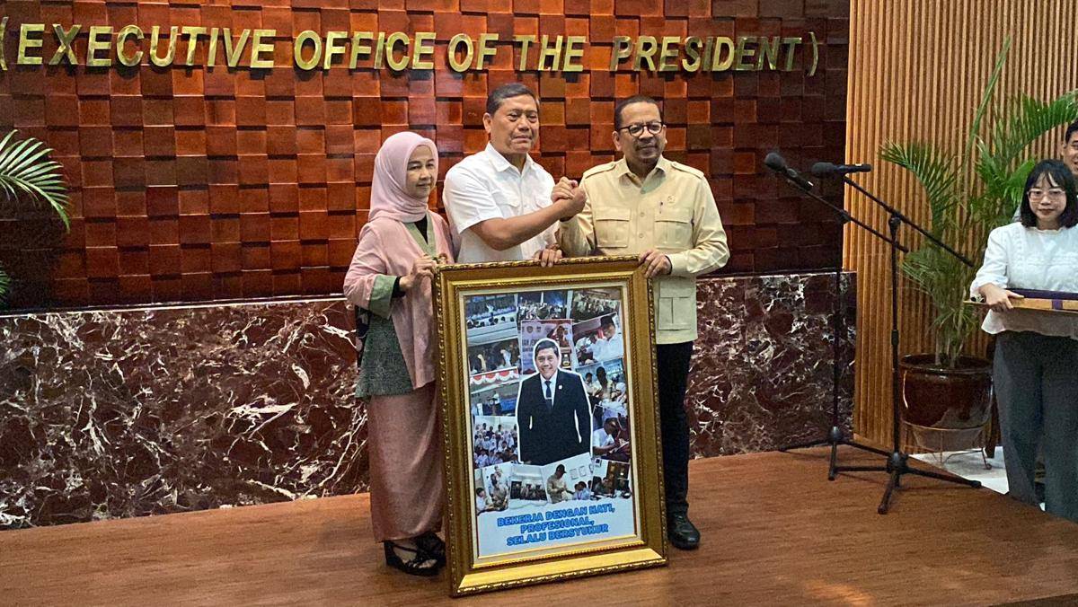 Muhammad Qodari dan A.M Putranto melakukan serah terima jabatan sebagai Kepala Staf Kepresidenan (KSP) (dok. Istimewa)