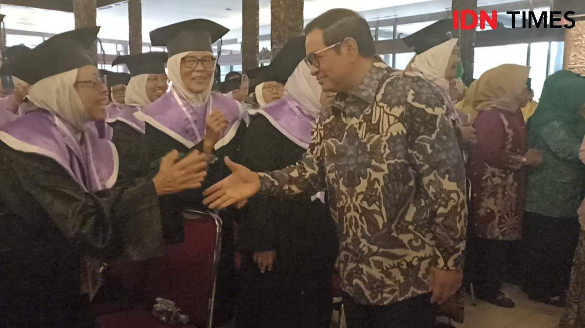 Gubernur DKI Jakarta Pramono Anung dalam acara Wisuda Lansia di TMII Jakarta Timur Kamis (18/9/2025). (IDN Times/ Dini Suciatiningrum)