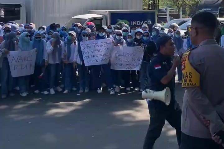 Puluhan tenaga kesehatan demo depan Kantor Gubernur Sulsel, Kamis (18/9/2025). Dok. IDN Times/Istimewa
