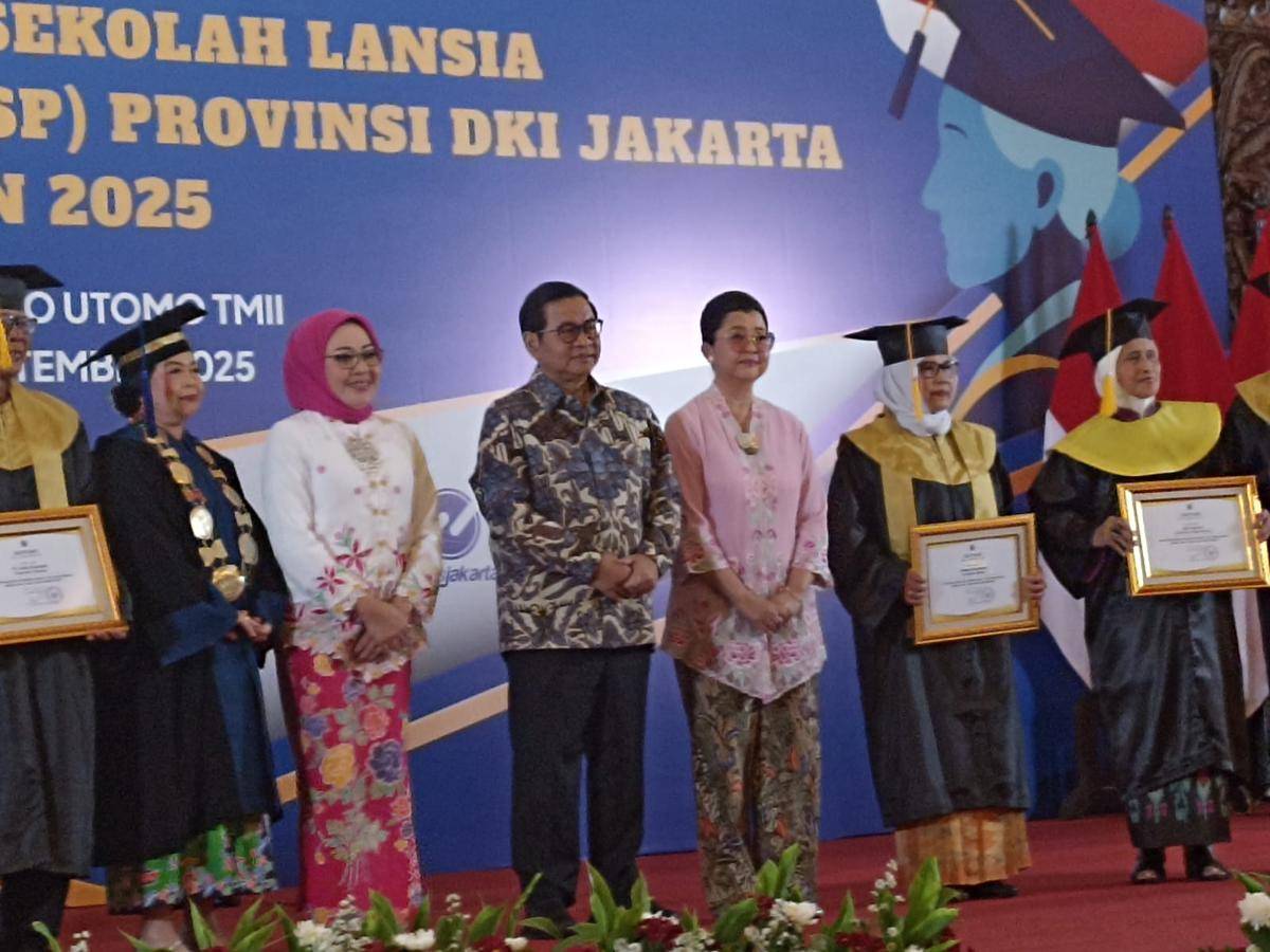 Gubernur DKI Jakarta Pramono Anung dalam acara Wisuda Lansia di TMII Jakarta Timur Kamis (18/9/2025). (IDN Times/ Dini Suciatiningrum)