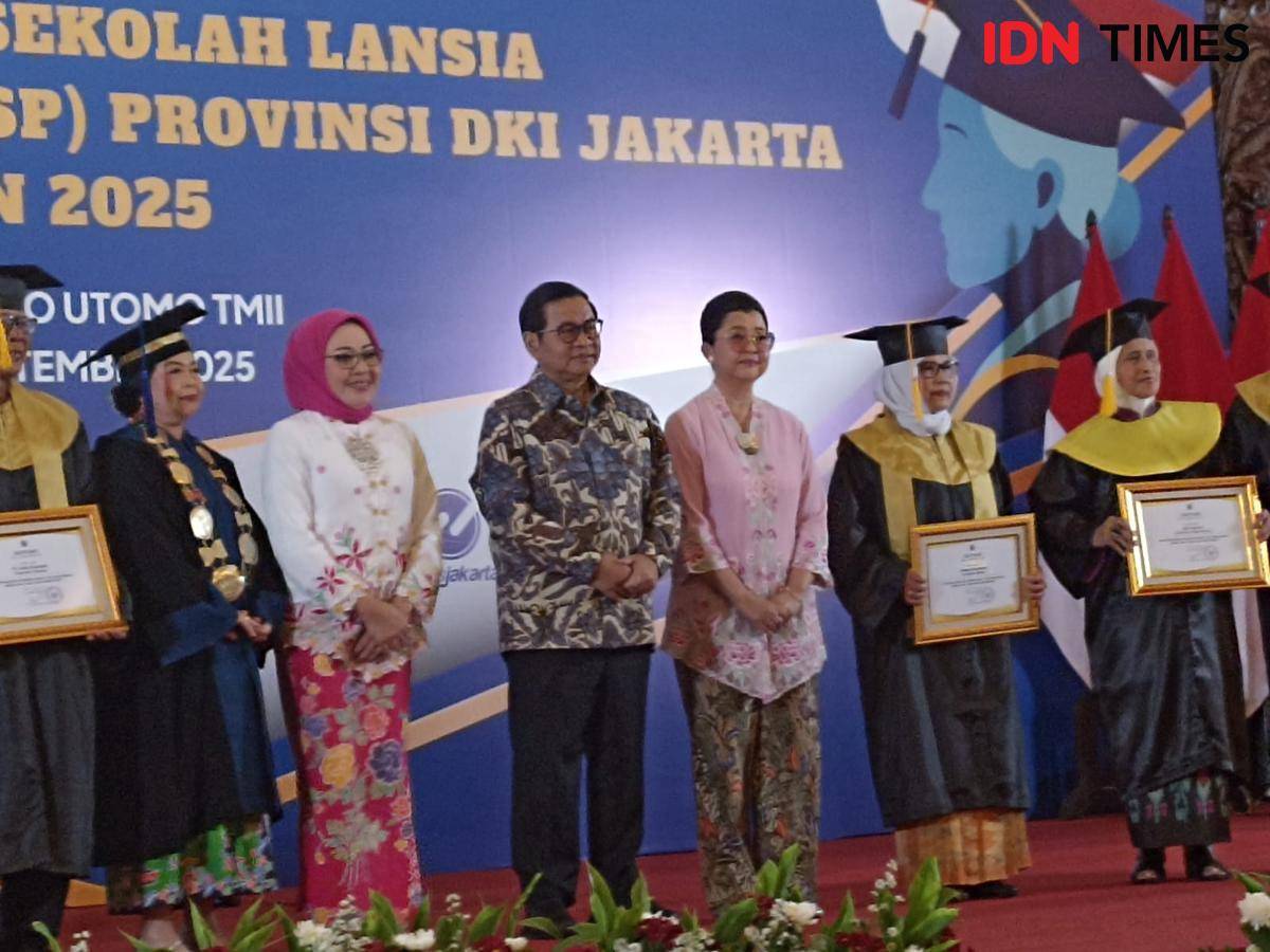 Gubernur DKI Jakarta Pramono Anung dalam acara Wisuda Lansia di TMII Jakarta Timur Kamis (18/9/2025). (IDN Times/ Dini Suciatiningrum)