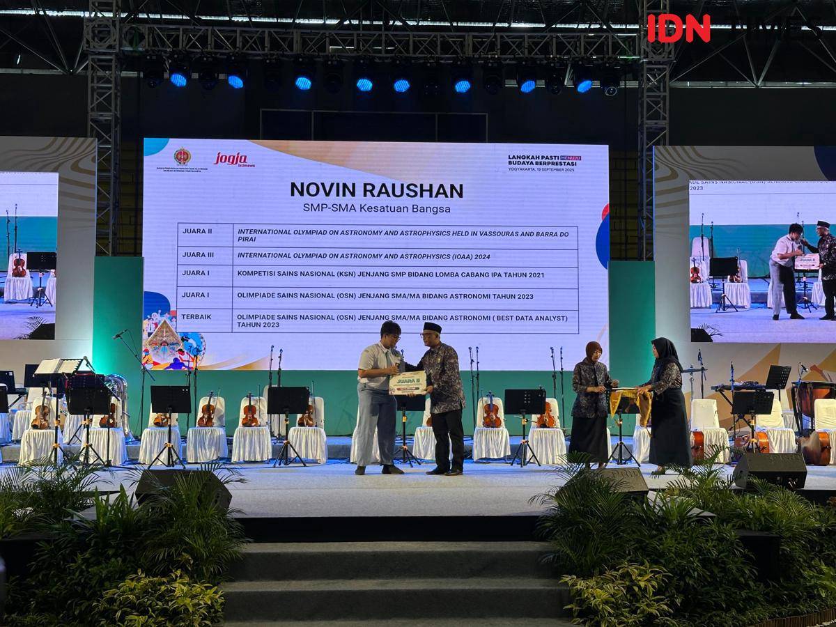 Penyerahan penghargaan untuk siswa atlet di DIY, Kamis (18/9/2025). (IDN Times/Herlambang Jati Kusumo)