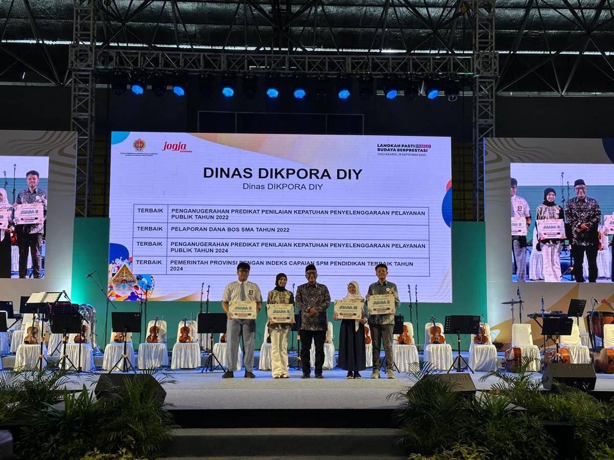 Penyerahan penghargaan untuk siswa atlet di DIY, Kamis (18/9/2025). (IDN Times/Herlambang Jati Kusumo)