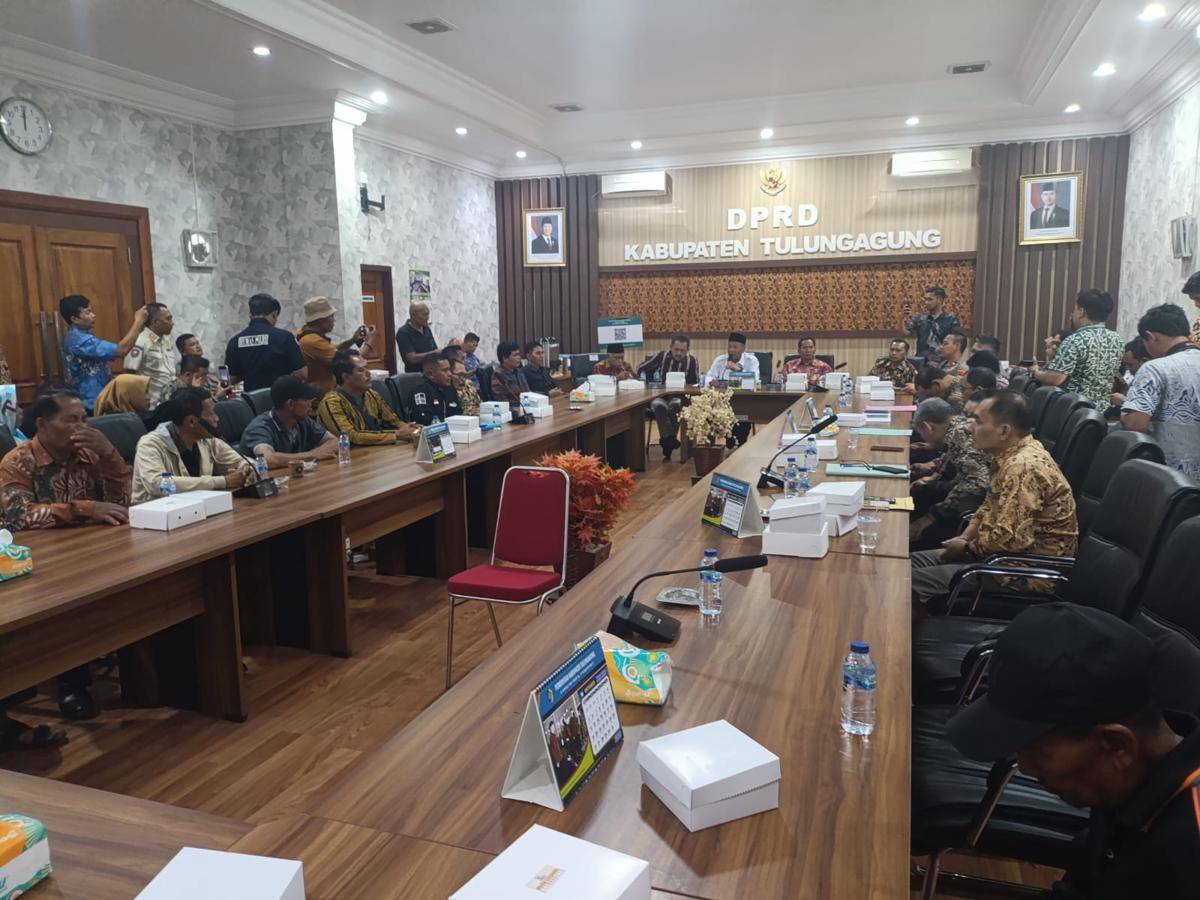 Suasana audiensi warga dengan Pemkab dan DPRD Tulungagung. IDN Times/ Bramanta Pamungkas
