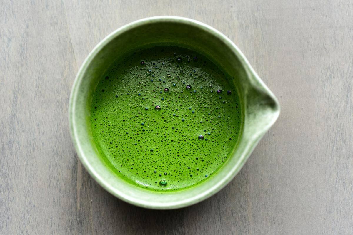 ilustrasi matcha berbusa 