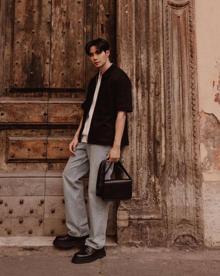 Outfit pakai tas ala Zee Pruk Panich