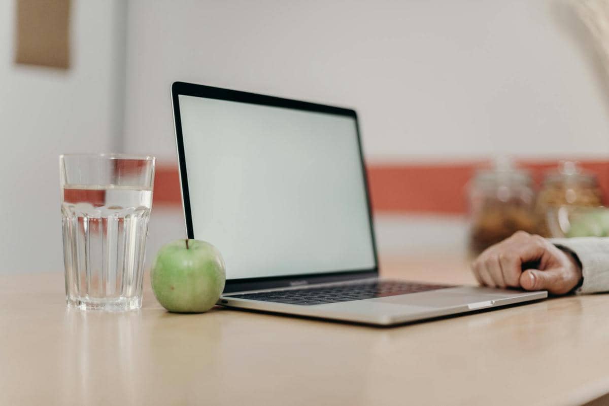 ilustrasi MacBook Air M1 (pexels.com/cottonbro studio)