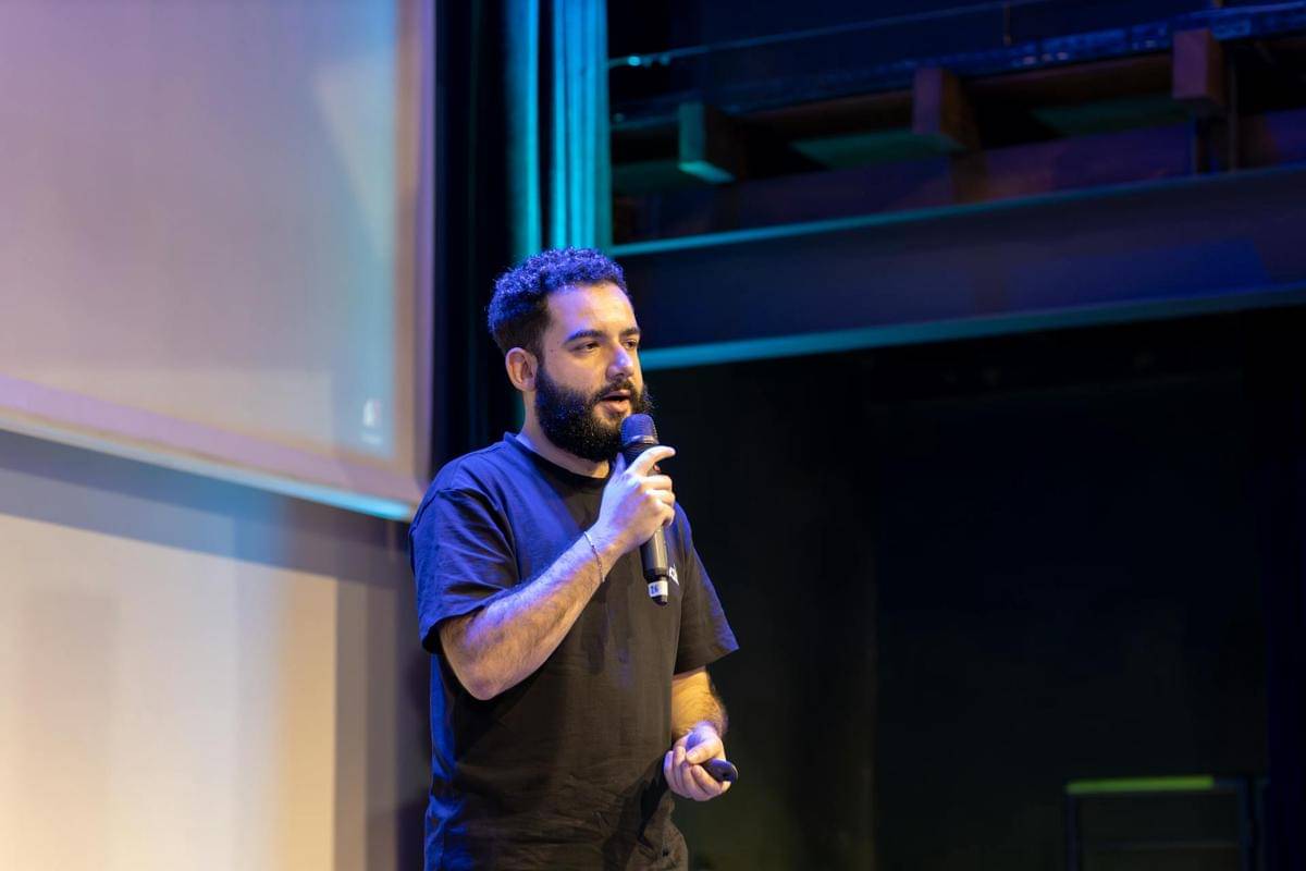 ilustrasi seseorang MC (pexels.com/Matheus Bertelli)