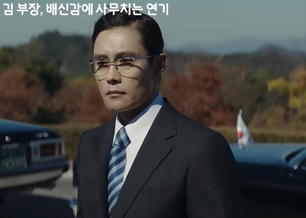 Lee Byung Hun di film The Man Standing Next (dok. Showbox/The Man Standing Next)