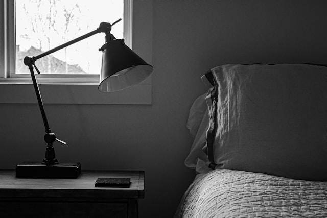 Ilustrasi lampu meja (Pexels.com/James Yarema)