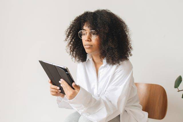 Ilustrasi seorang wanita menggunakan tablet (Pexels.com/Polina Tankilevitch) 