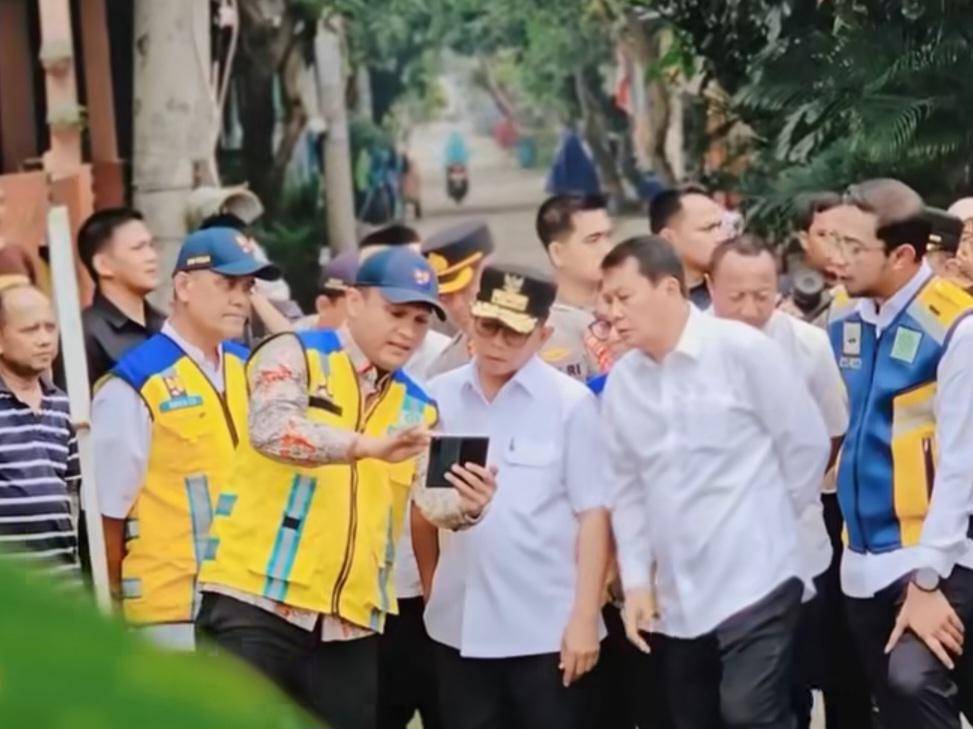 Gubernur Banten Andra Soni meninjau banjir di Perumahan Permata 2 Balaraja (Dok. Pemprov Banten)