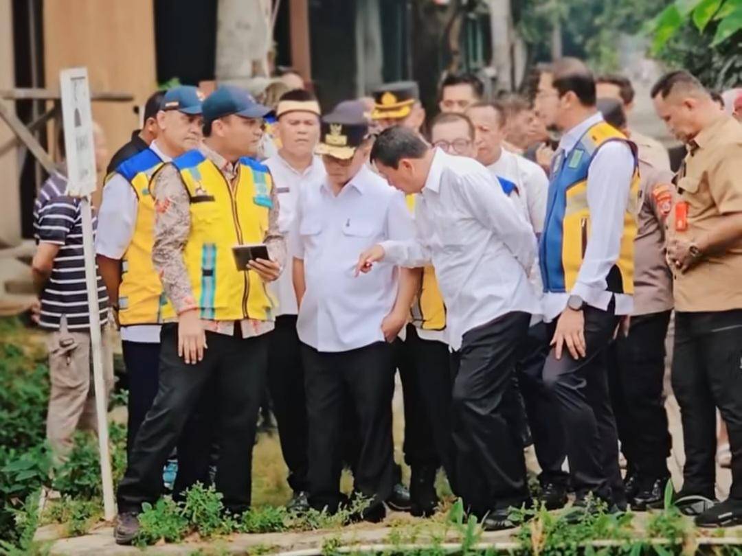 Gubernur Banten Andra Soni meninjau banjir di Perumahan Permata 2 Balaraja (Dok. Pemprov Banten)