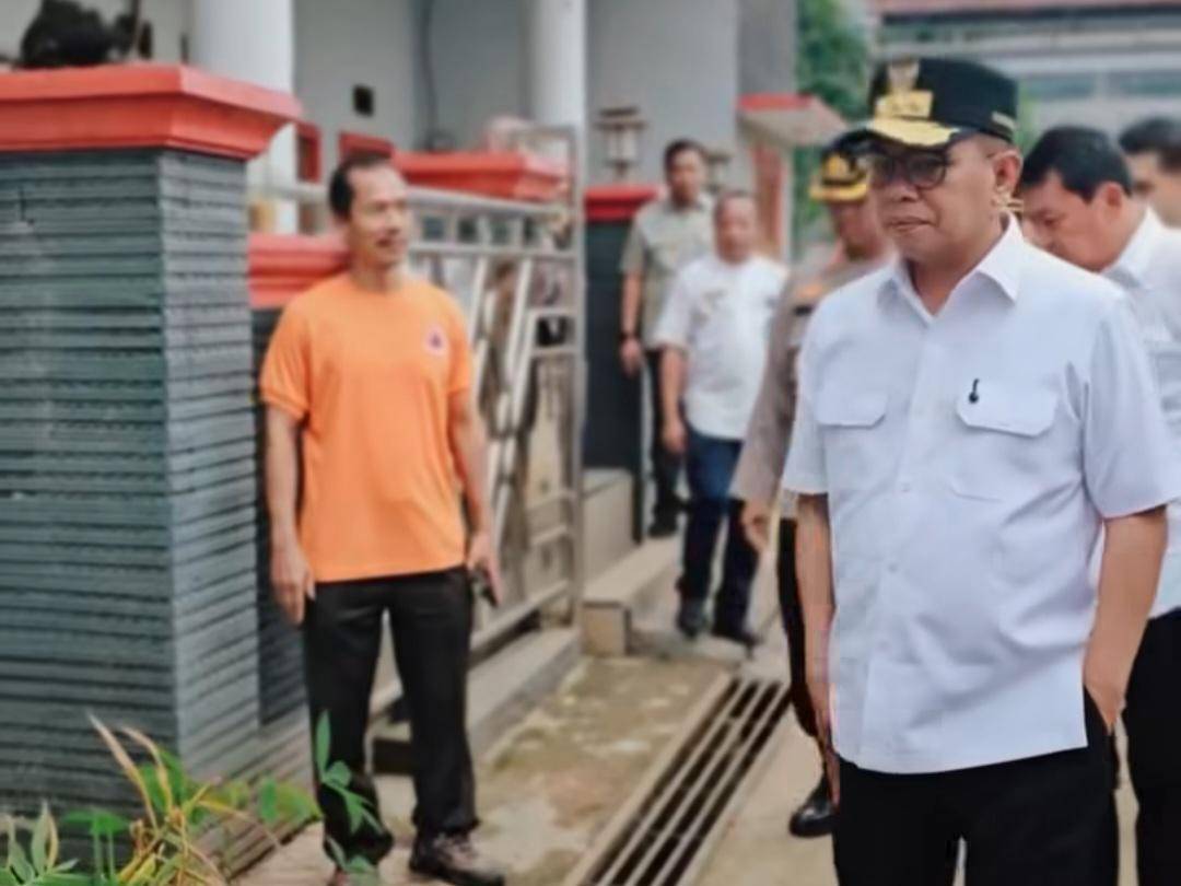 Gubernur Banten Andra Soni meninjau banjir di Perumahan Permata 2 Balaraja (Dok. Pemprov Banten)