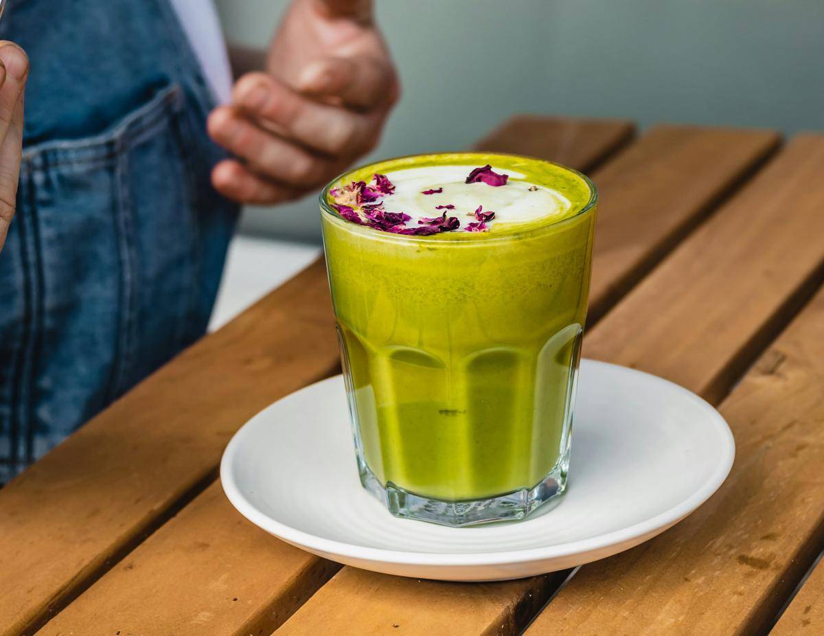 ilustrasi avocado spinach smoothie (unsplash.com/Monika Grabkowska)