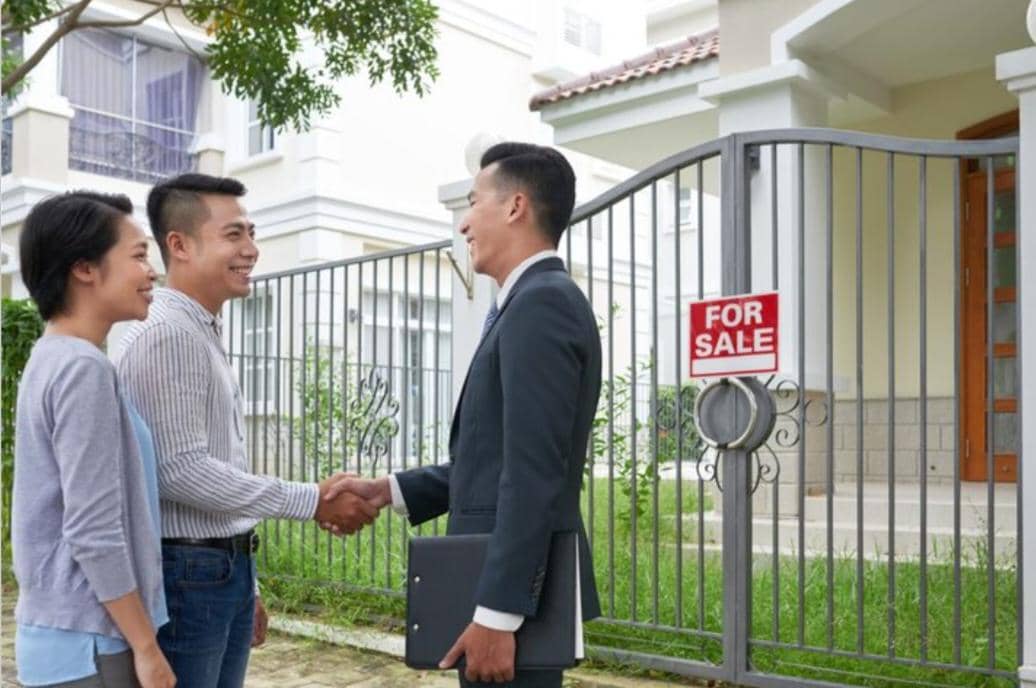 Membeli Rumah (freepik.com/pressfoto) 