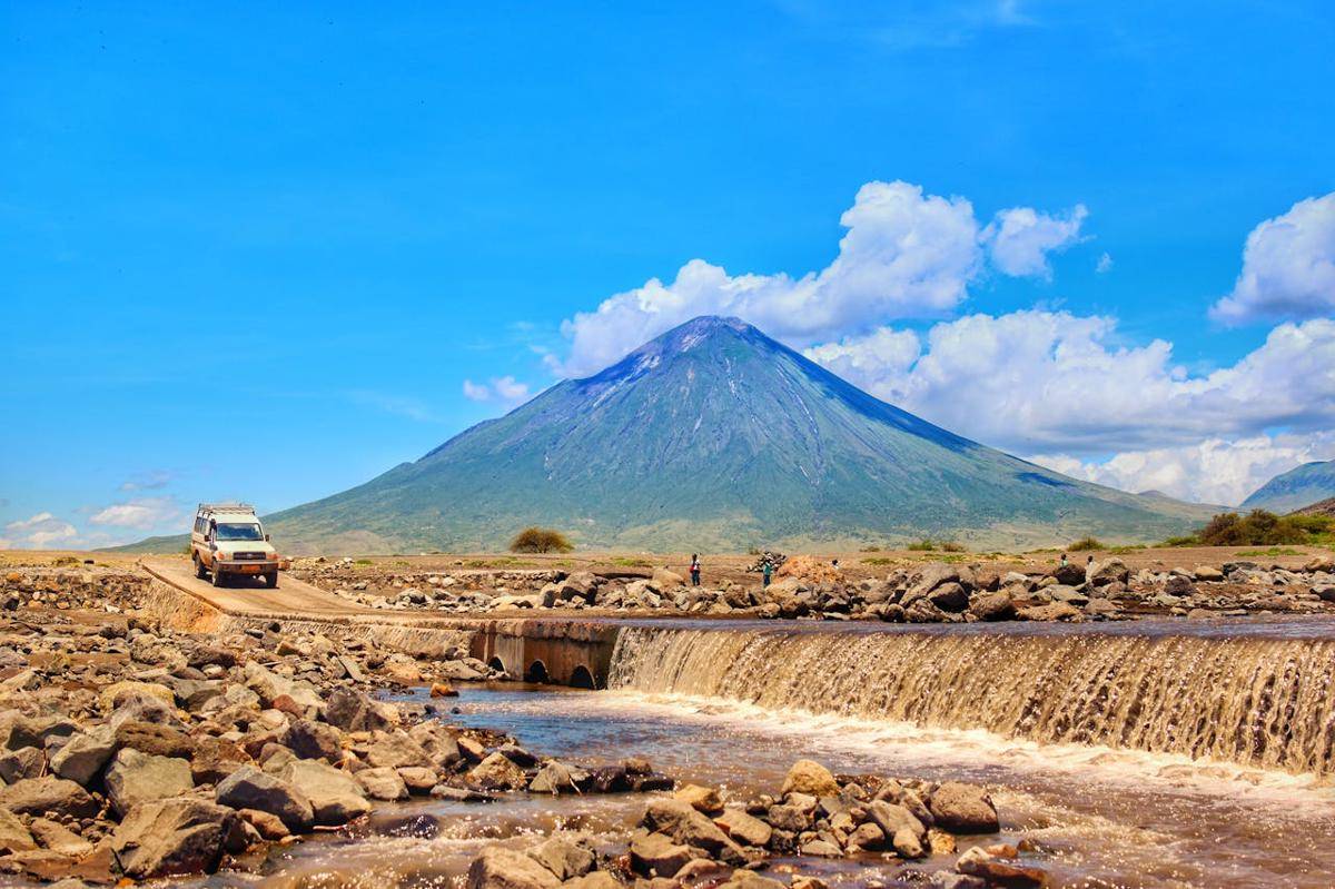 Gunung Ol Doinyo Lengai, sebuah gunung berapi aktif yang terletak di Tanzania utara, Afrika Timur