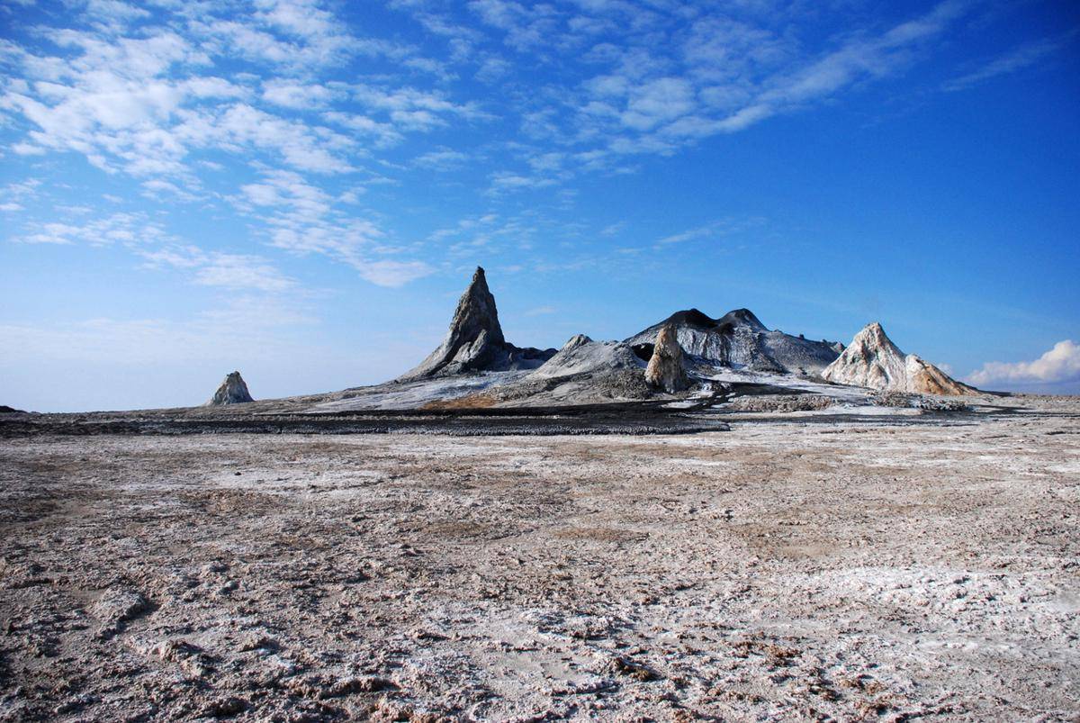 Kawah Gunung Ol Doinyo Lengai, Tanzania. Diambil dari tepi barat daya, menunjukkan aliran lava