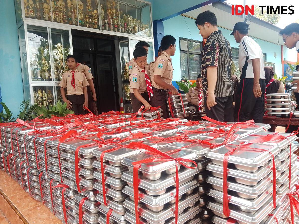 Para guru lakukan  pemeriksaan makanan yang diterima sebelum dibagikan ke siswa. IDN Times/Riyanto.