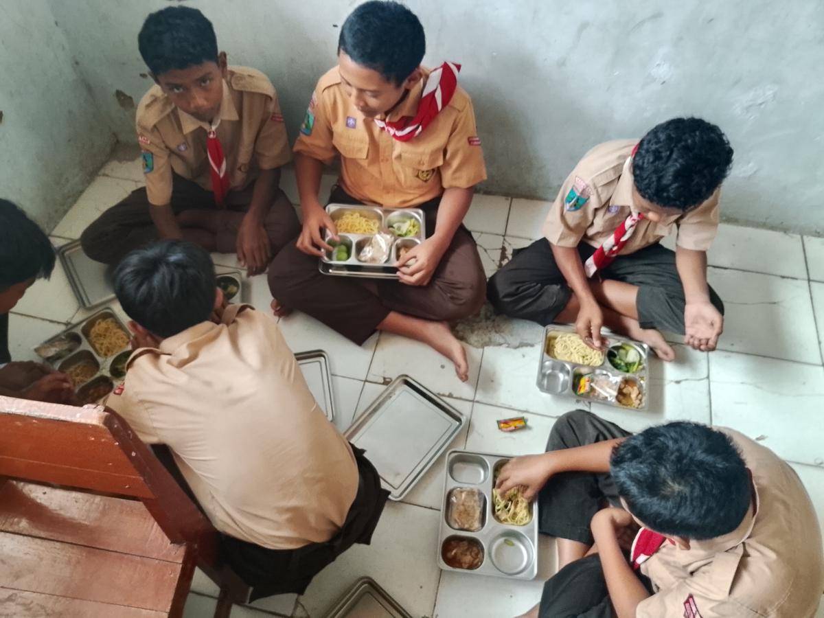 Siswa-siswi di SMPN 1 Parang lahap santap menu MBG mie ayam. IDN Times/Riyanto.