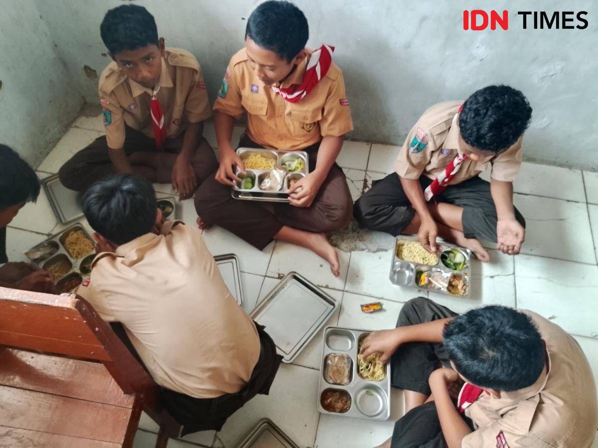 Siswa-siswi di SMPN 1 Parang lahap santap menu MBG mie ayam. IDN Times/Riyanto.