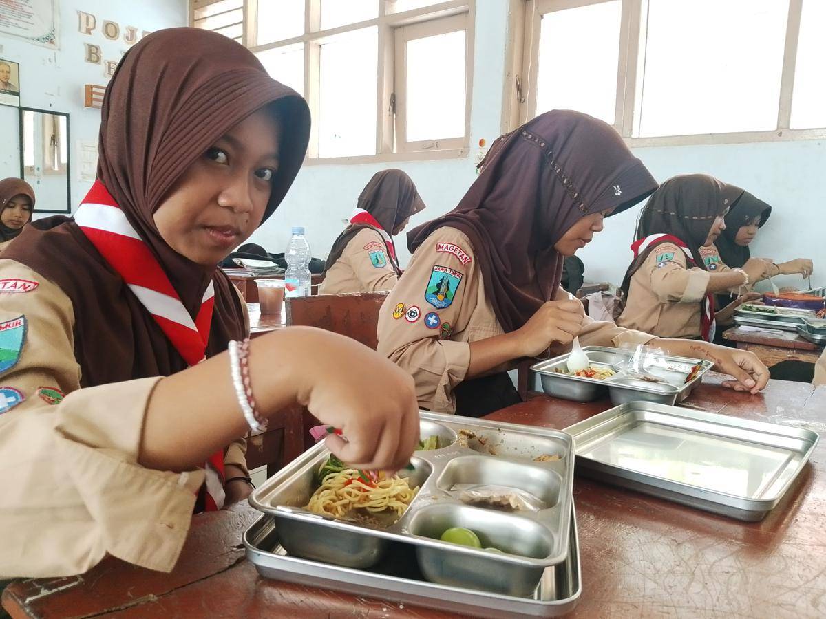 Siswa-siswi di SMPN 1 Parang lahap santap menu MBG mie ayam. IDN Times/Riyanto.