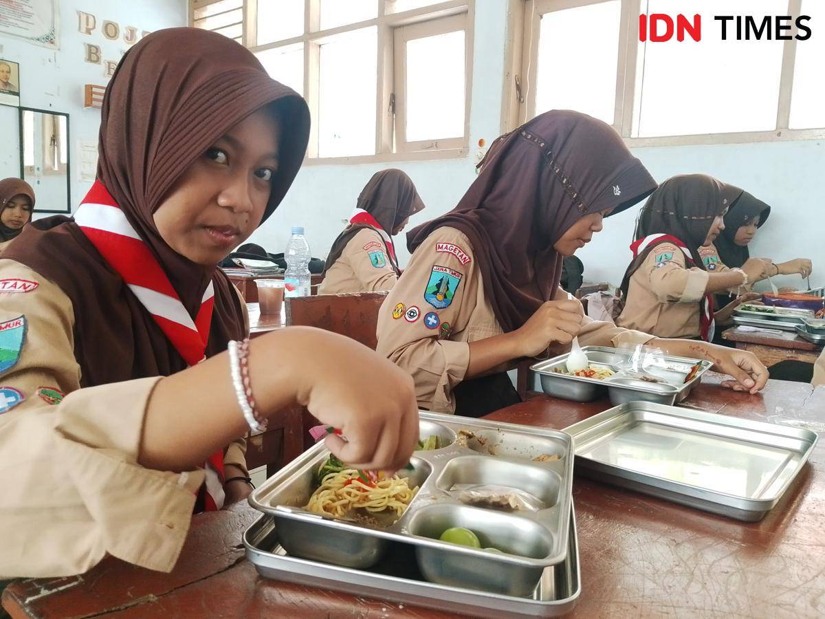 Siswa-siswi di SMPN 1 Parang lahap santap menu MBG mie ayam. IDN Times/Riyanto.