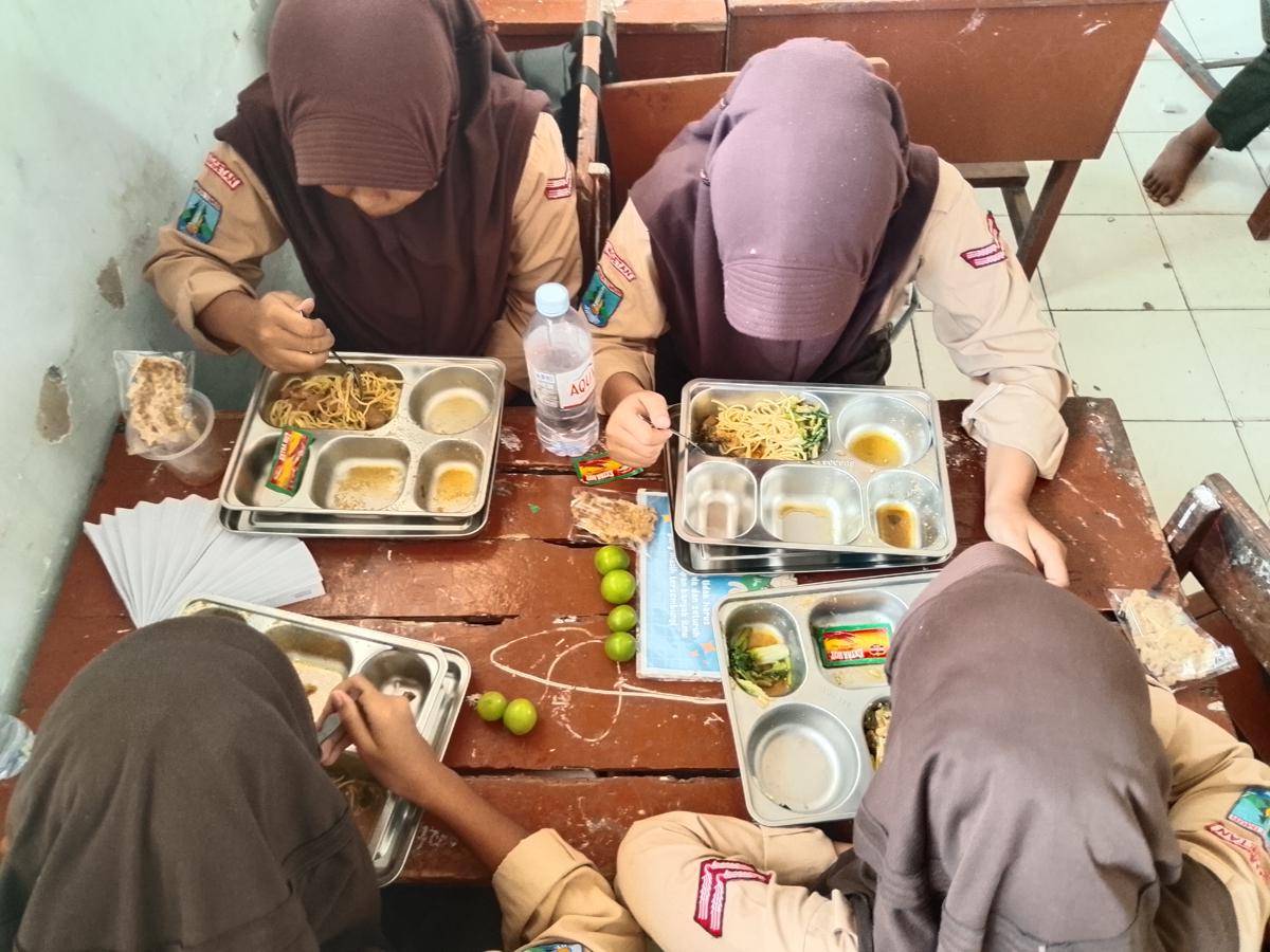 Siswa-siswi di SMPN 1 Parang lahap santap menu MBG mie ayam. IDN Times/Riyanto.