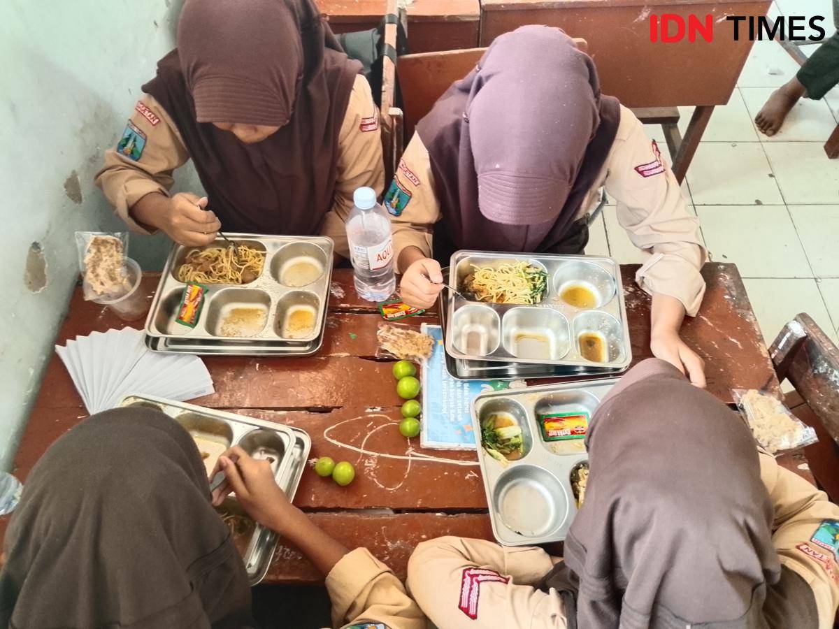 Siswa-siswi di SMPN 1 Parang lahap santap menu MBG mie ayam. IDN Times/Riyanto.