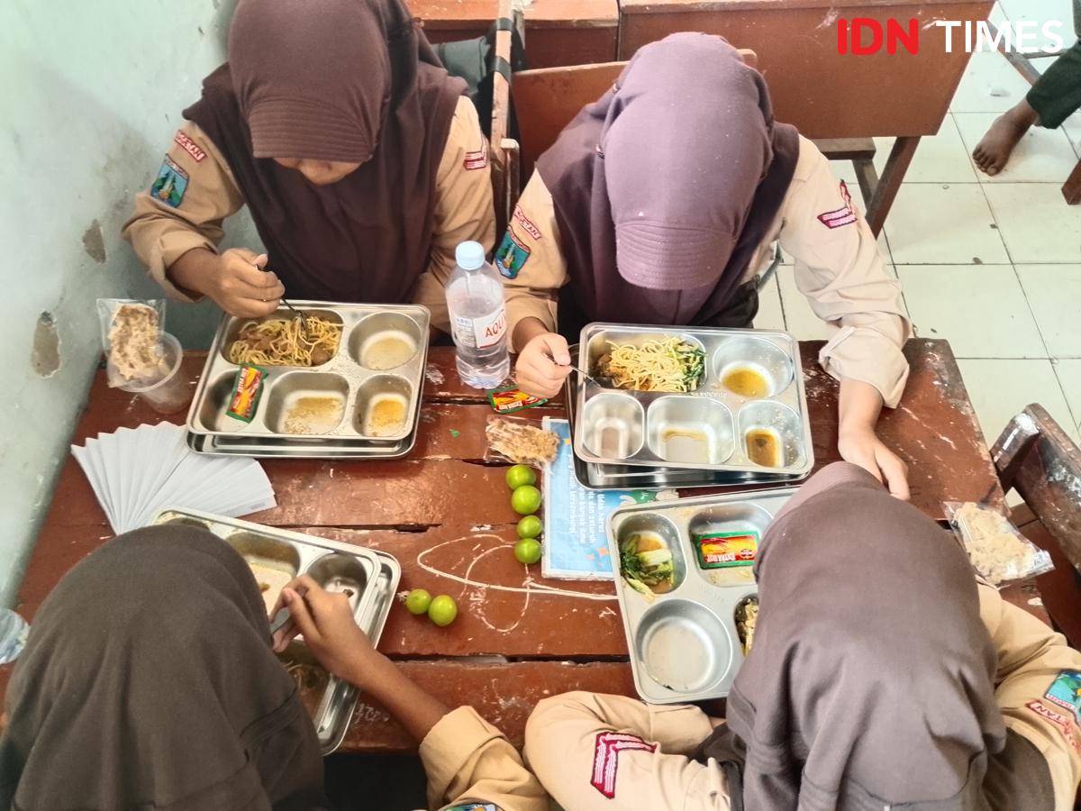 Ilustrasi siswa-siswi di SMPN 1 Parang lahap santap menu MBG mie ayam. IDN Times/Riyanto.