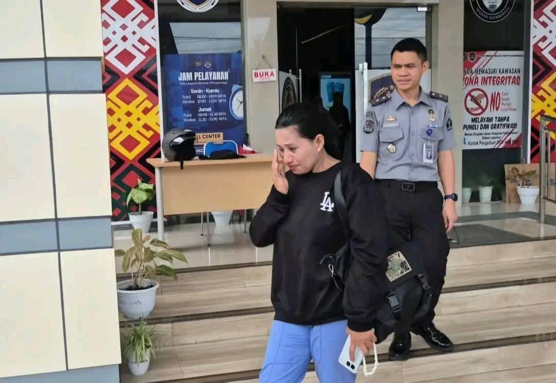 WNA asal Filipina, Prescy Sono, menangis saat hendak dideportasi. Dok. Kantor Imigrasi Kotamobagu