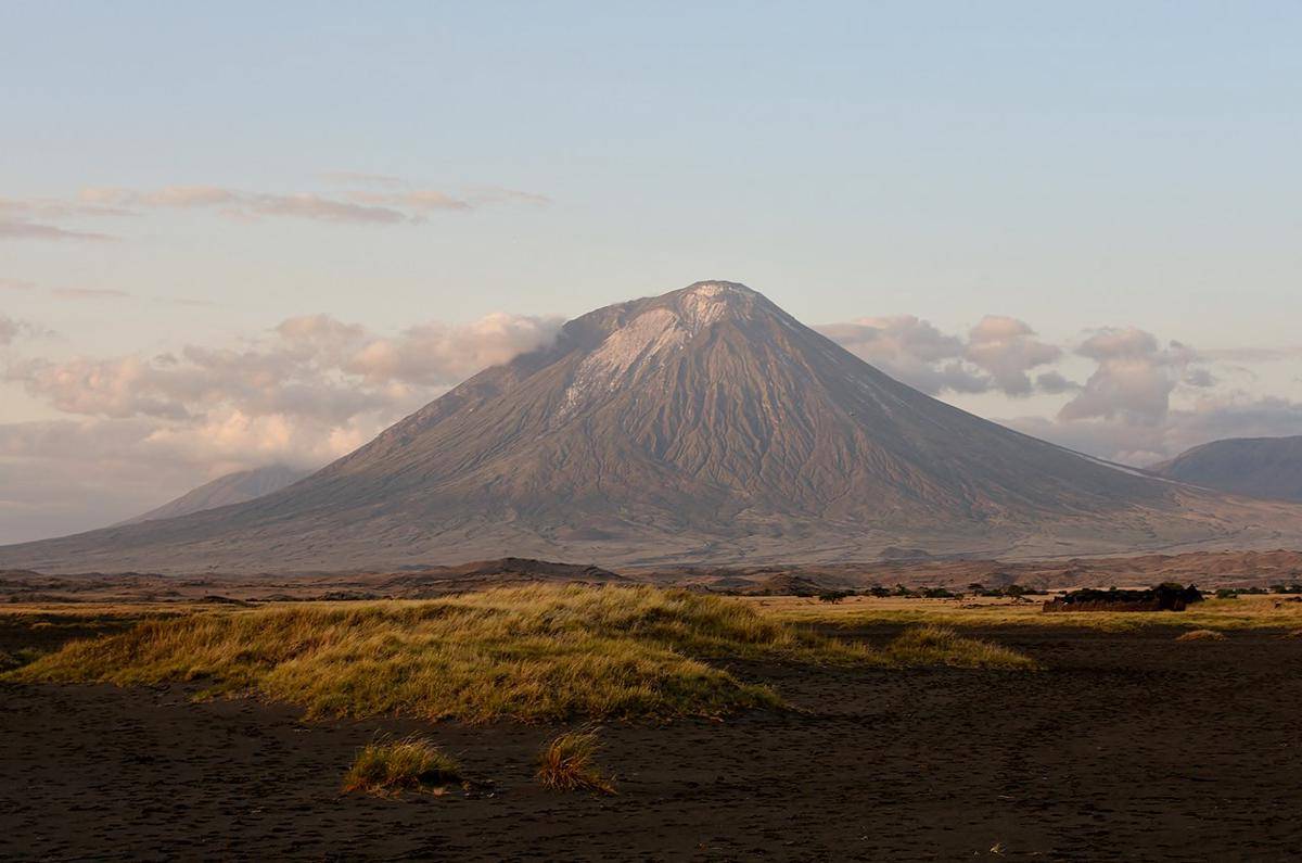 Gunung Ol Doinyo Lengai, sebuah gunung berapi aktif yang terletak di Tanzania utara, Afrika Timur 
