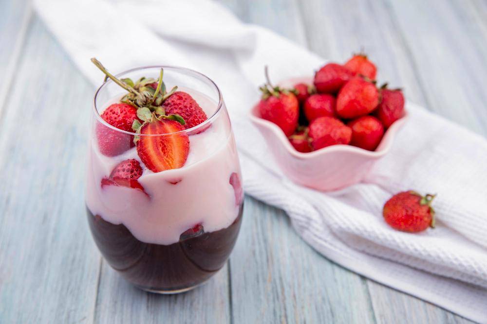 ilustrasi strawberry cheesecake jar 