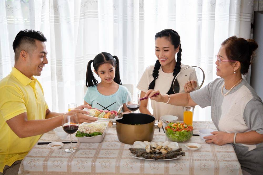 ilustrasi makan bersama keluarga (freepik.com/freepik)