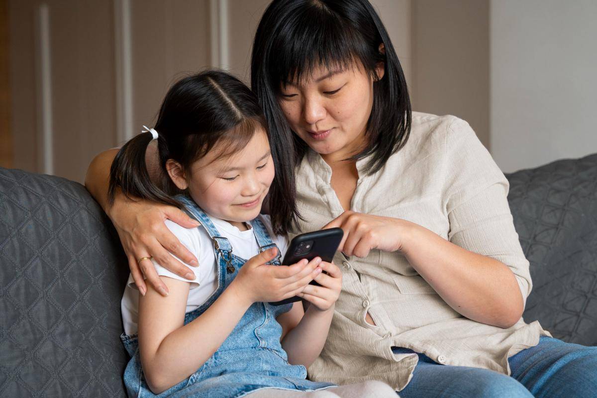 ilustrasi anak dan ibu bermain gadget (freepik.com)