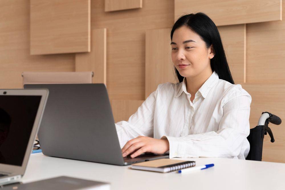 ilustrasi copywriter bekerja