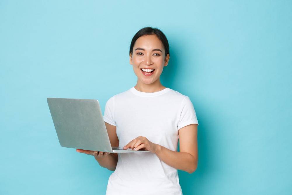 ilustrasi memegang laptop