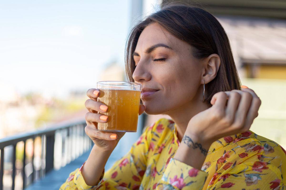 Ilustrasi wanita mencium aroma madu (freepik.com/kroshka__nastya)
