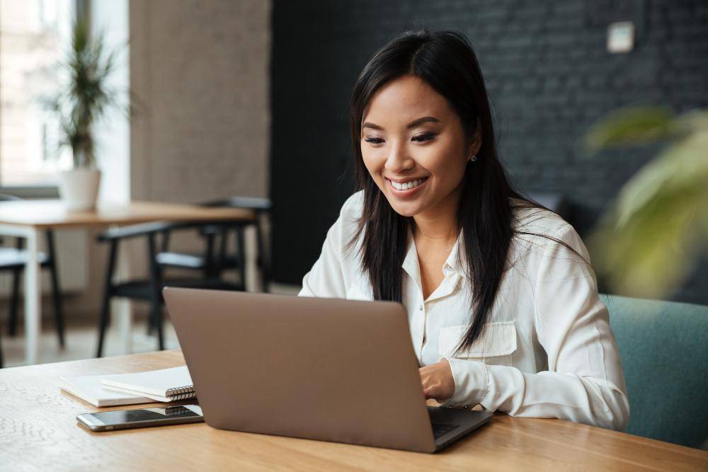 ilustrasi perempuan menggunakan laptop