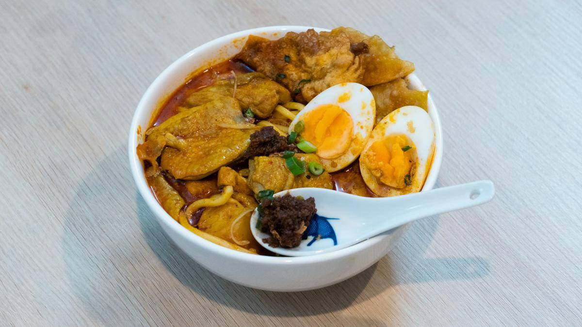 ilustrasi mie kari ayam chili oil yang siap disajikan (unsplash.com/Advocator SY)