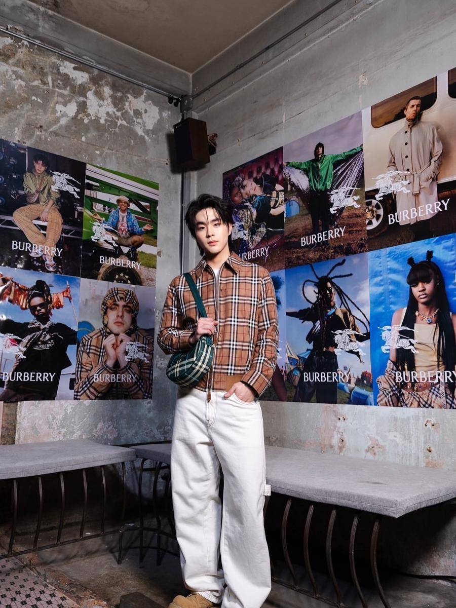 Outfit Pakai Tas ala Kin Thanachai