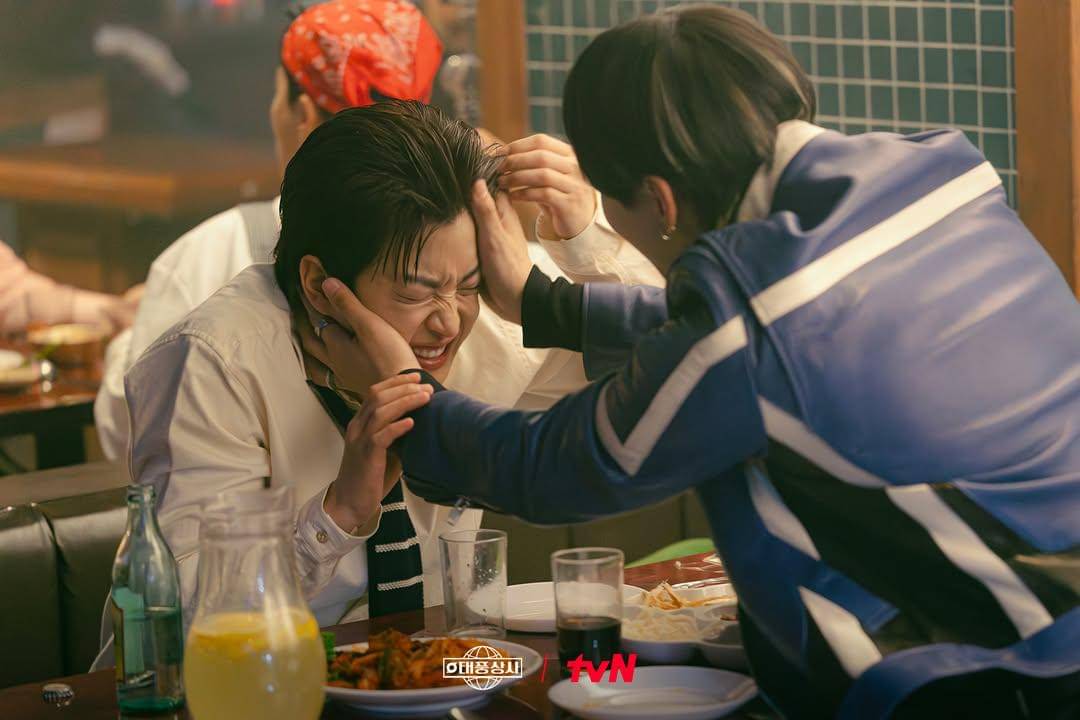 still cut drama Korea Typhoon Family (instagram.com/tvn_drama)