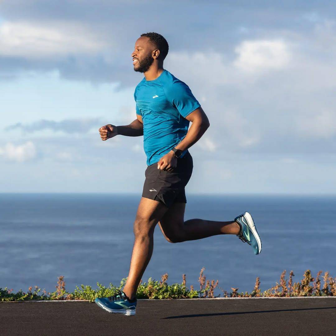 sepatu lari Brooks. (instagram.com/brooksrunningid)